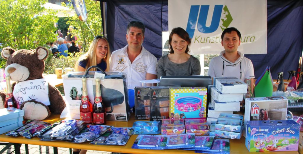 Zu sehen ist der Stand der JB beim Straßenfest mit den Anwesenden Vertretern und Emmi Zeulner